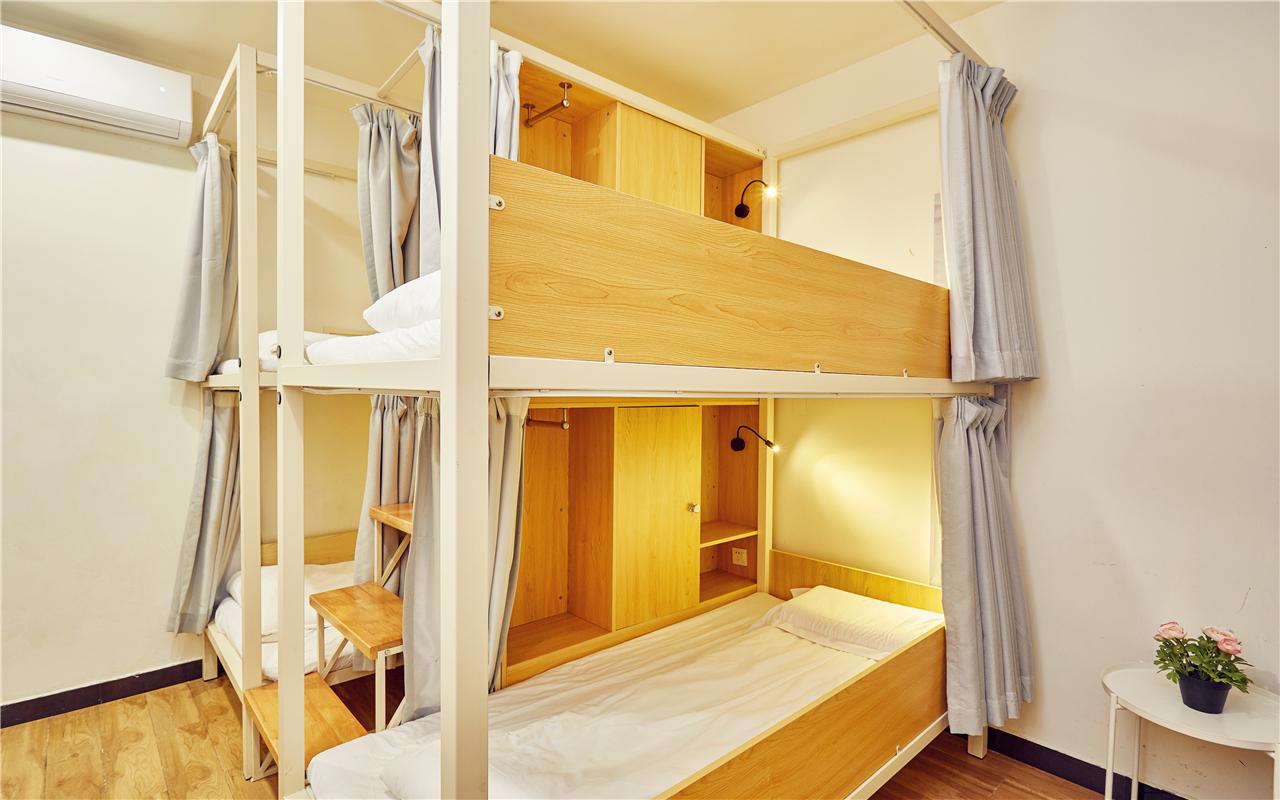 Private, Mixed Dorm, 4 Beds, 2 Bunk Beds, No Window