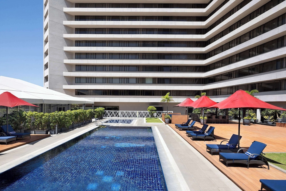 Dusit Thani Manila 70/72