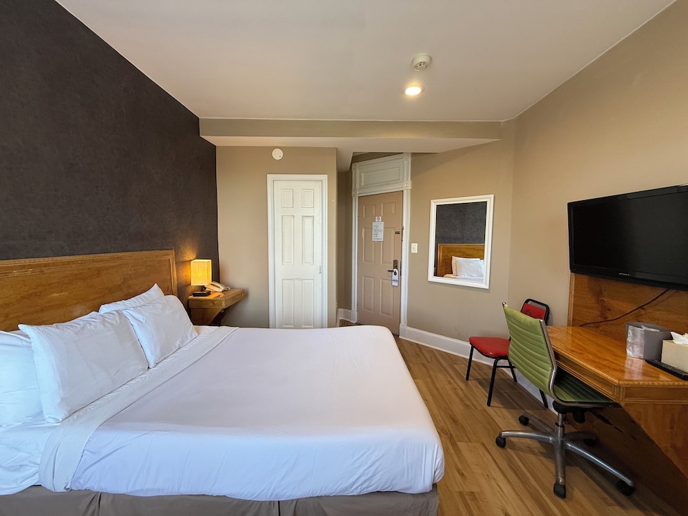 The Baron Hotel 21/50
