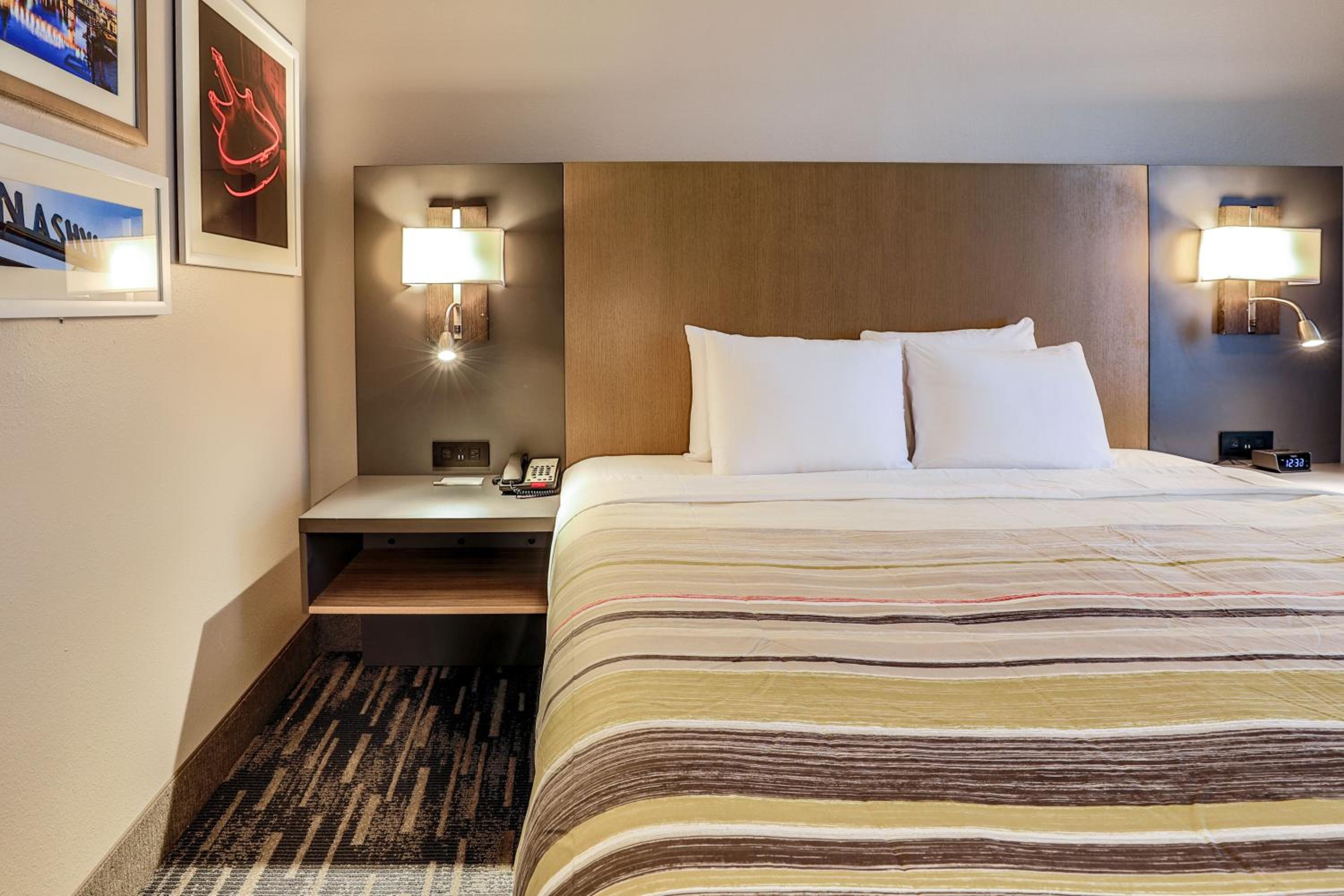 SUITE, KING BED, ACCESSIBLE