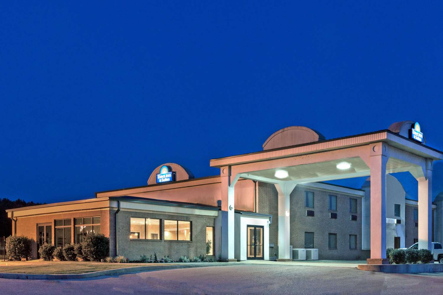 Days Inn & Suites by Wyndham Wynne 2/10