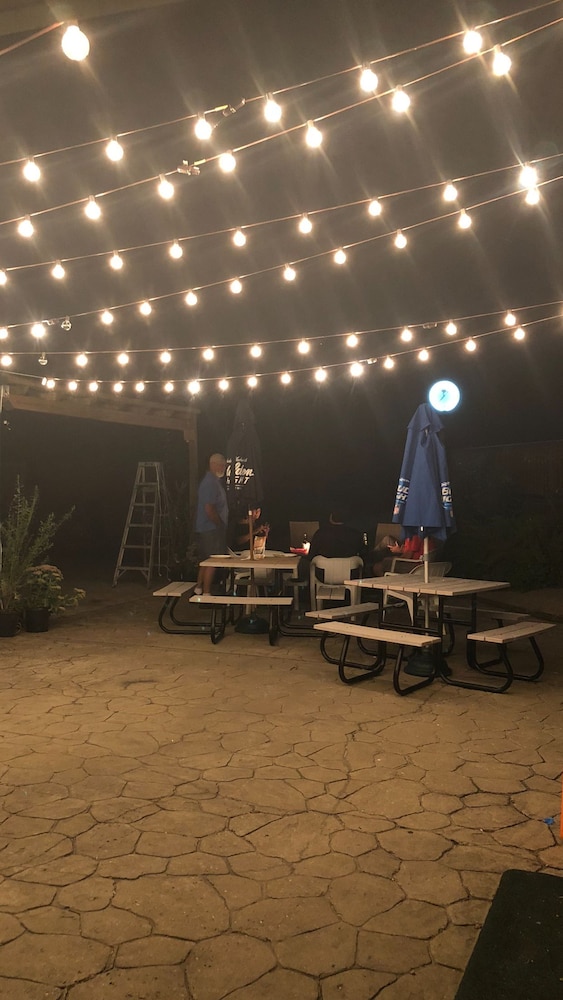 Bullwinkles Rustic Lodge 28/28