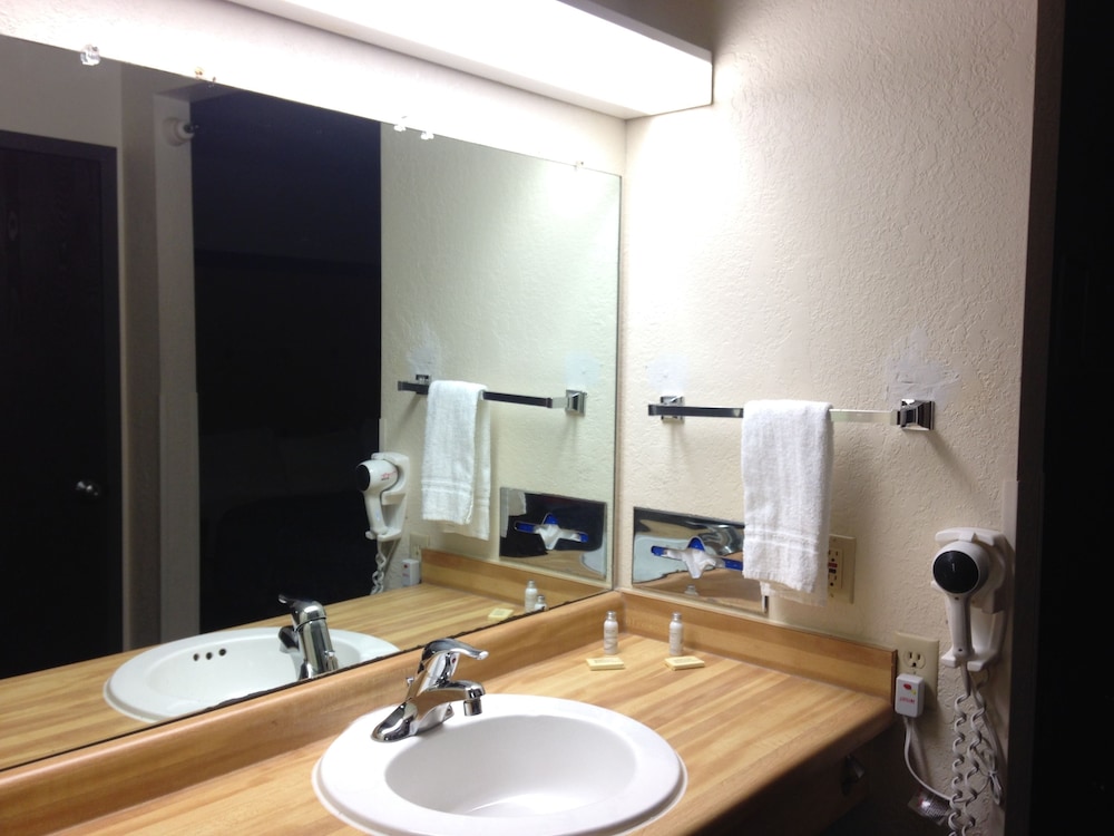 Travelodge by Wyndham Brooklyn Center 19/48