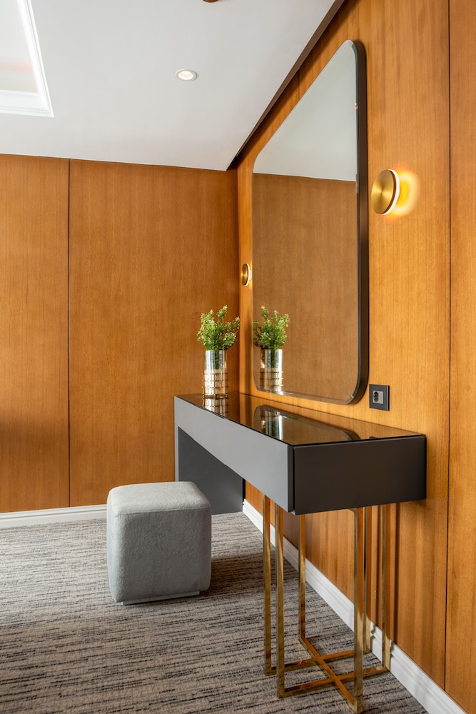 Triumph Luxury Hotel 56/64