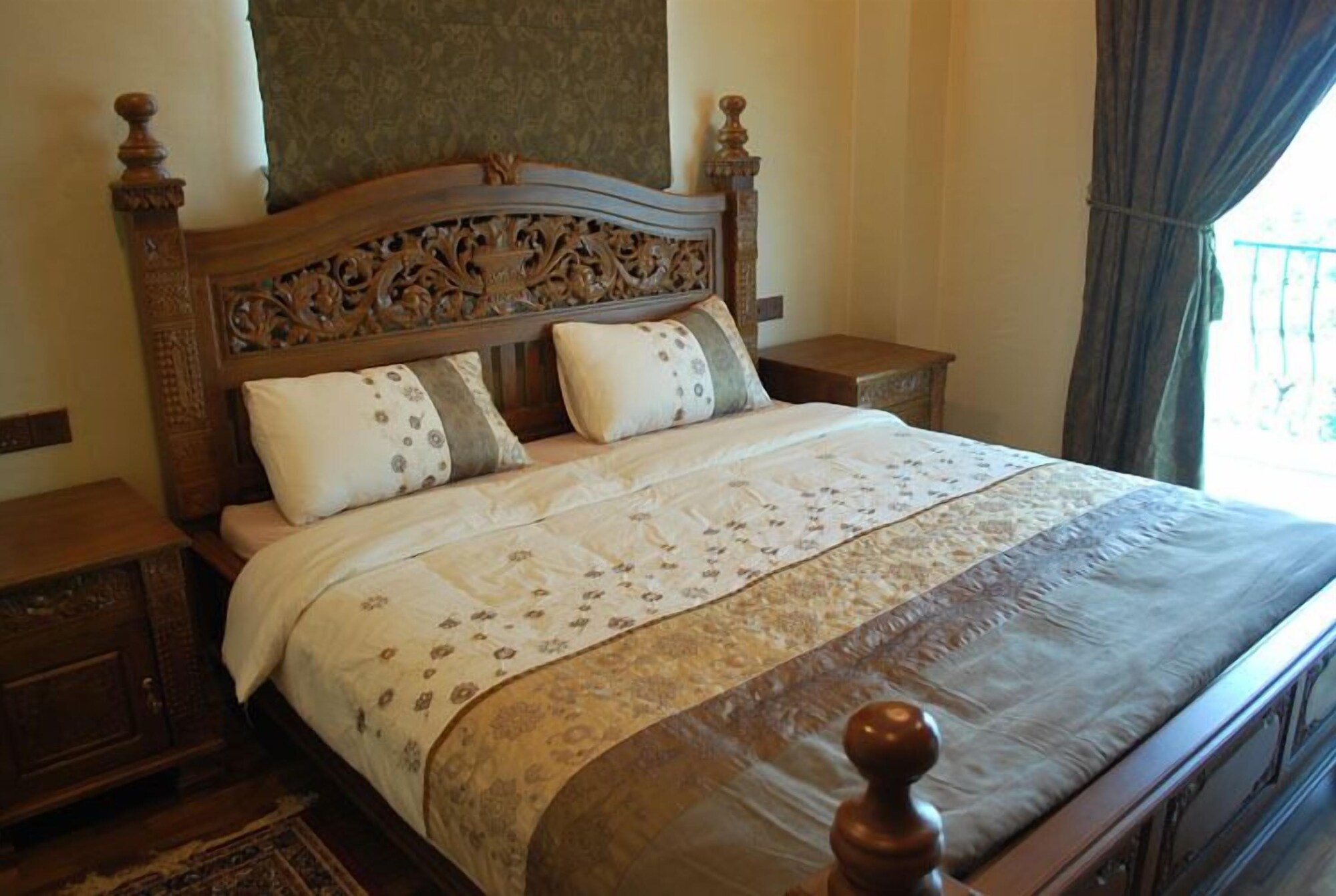 4 BEDROOMS, APARTMENT, 2 KING BEDS, 1 QUEEN AND 1 SINGLE BED