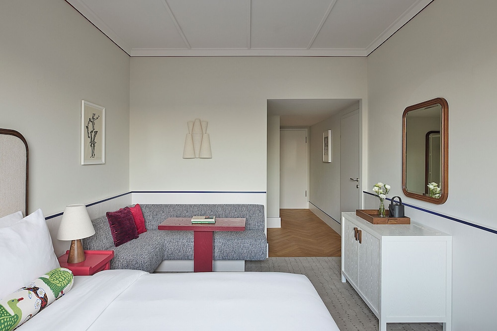 DELUXE, DOUBLE BED