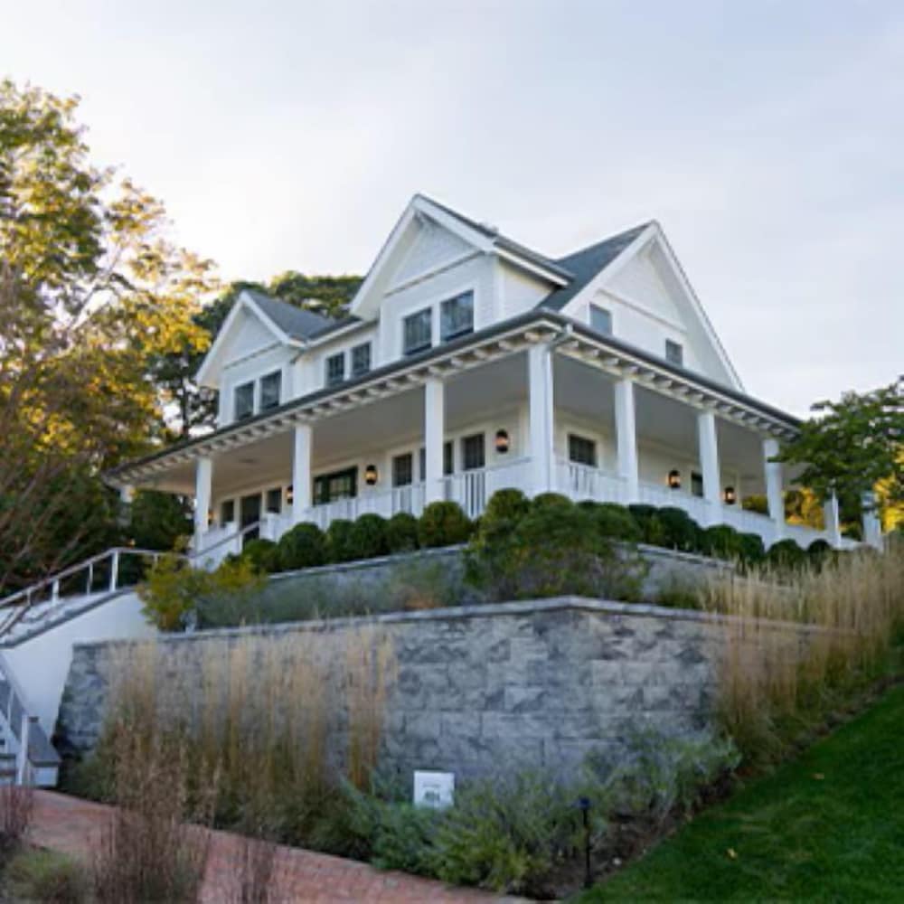 Canoe Place Inn & Cottages 2/50