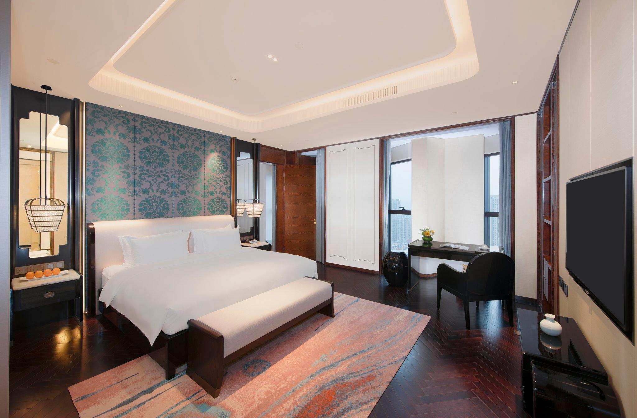 1 Bedroom, Study, Suite, King Bed, Living Area
