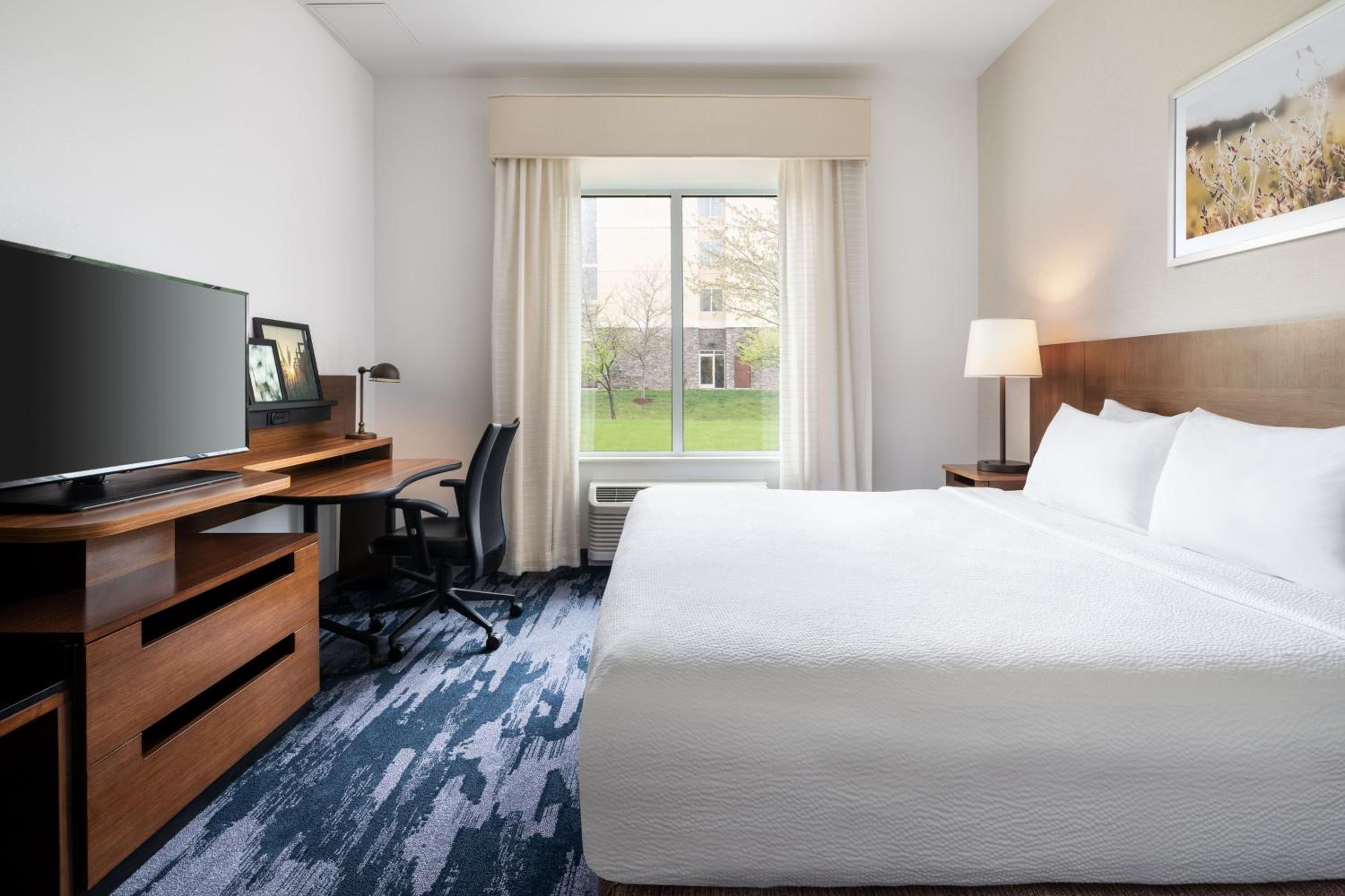 Guest Room, King Bed
