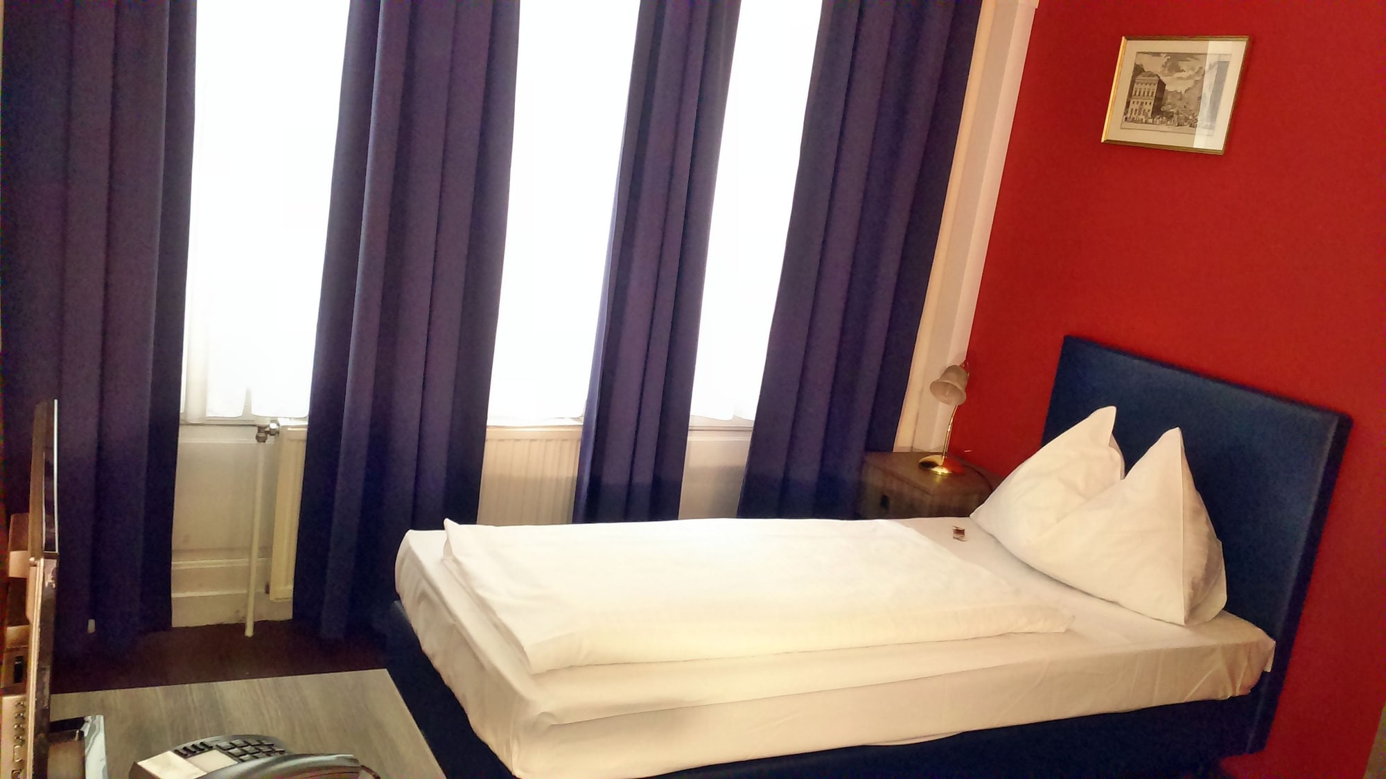 ROOM, SINGLE