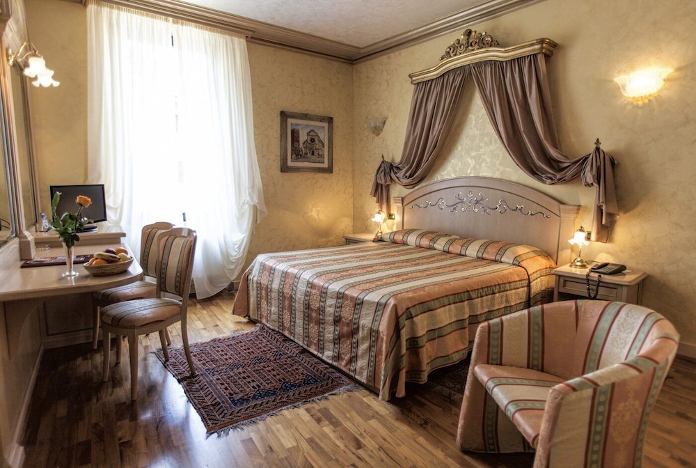 ROOM, DOUBLE OR TWIN BED