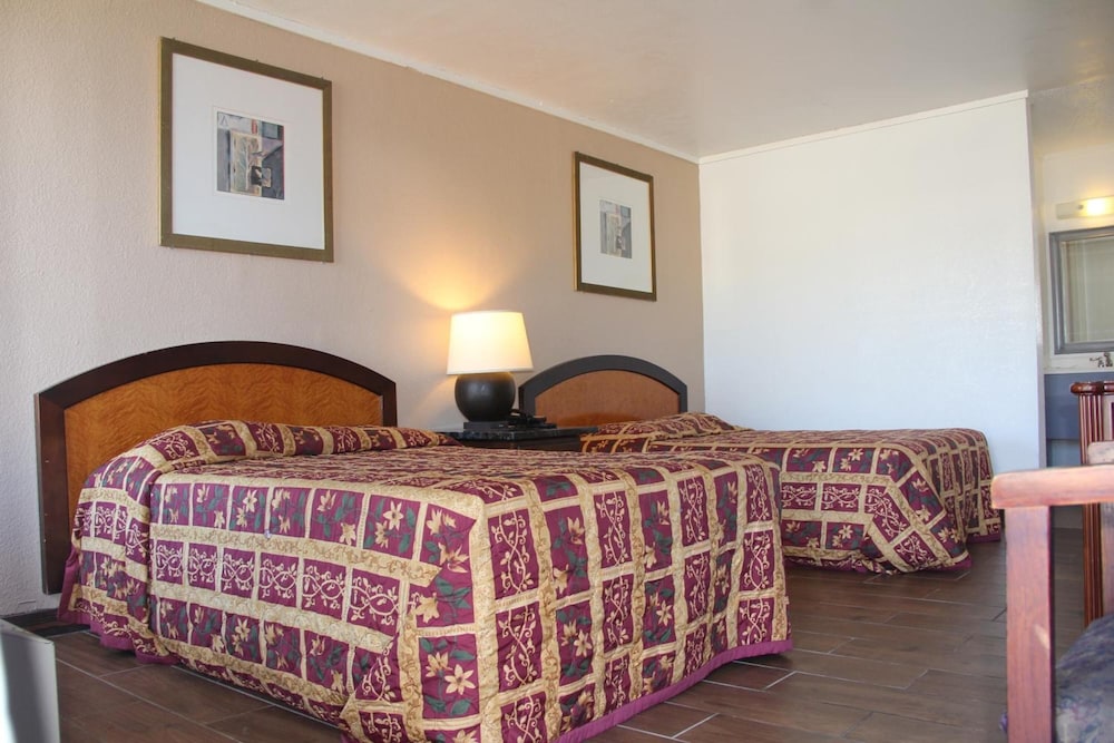 LoneStar Inn & Suites 18/51