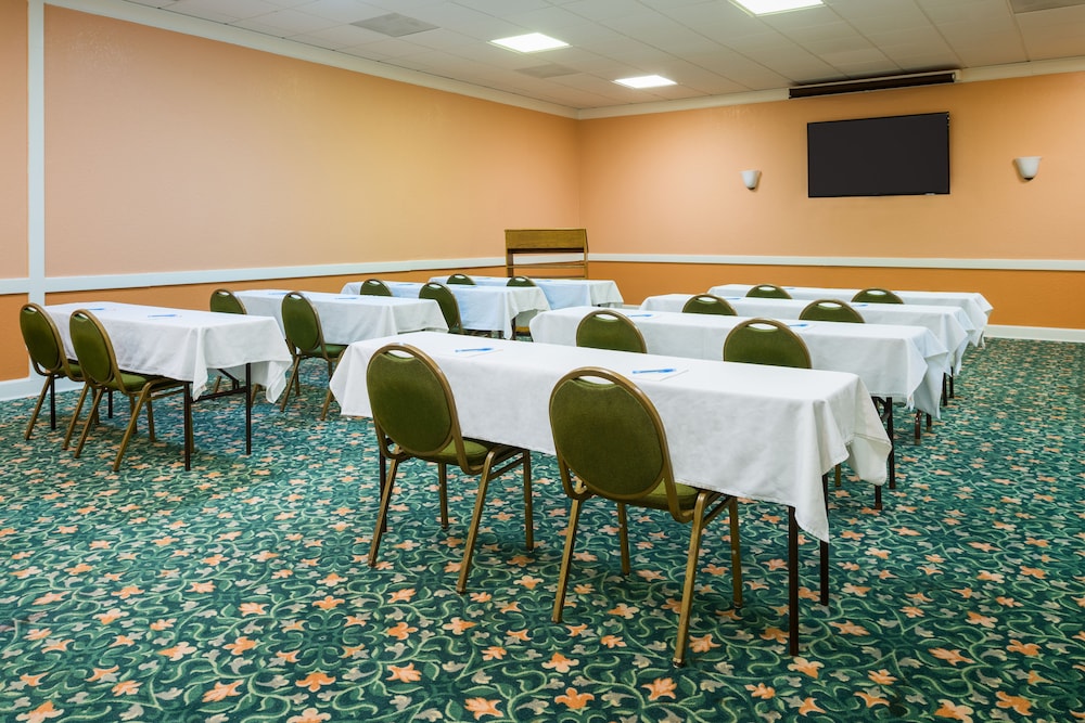 Super 8 by Wyndham Little Rock/Otter Creek 21/24