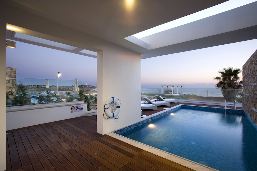 Paradise Cove Luxurious Beach Villas 15/50