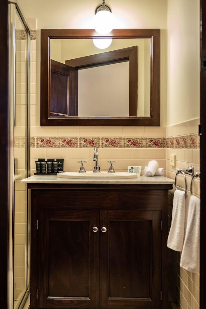 BALLINA MANOR BOUTIQUE HOTEL 51/55