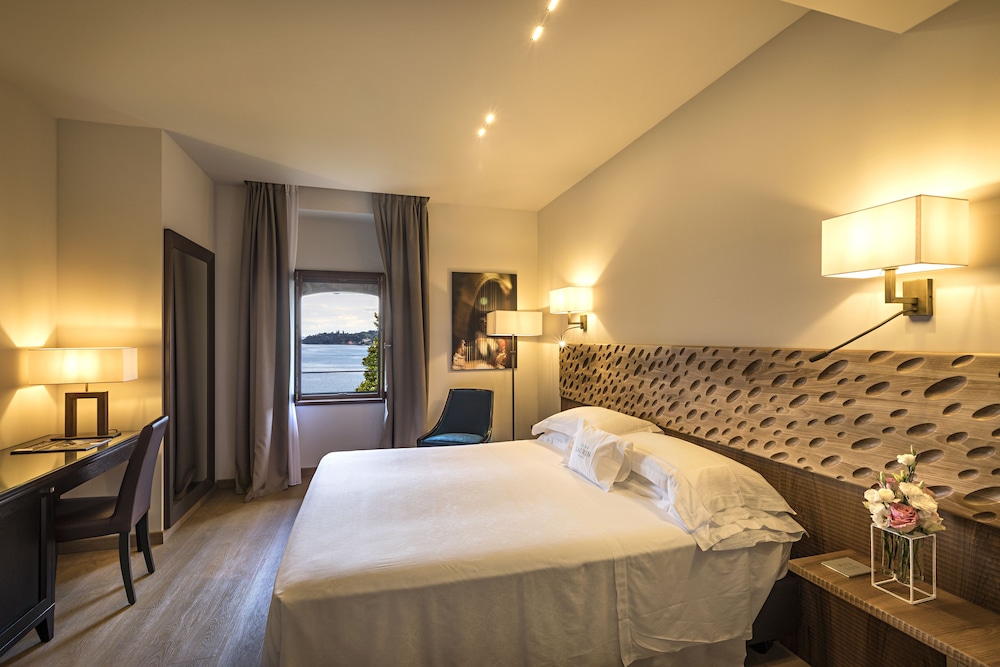 SUPERIOR, DOUBLE BED, LAKE SIDE