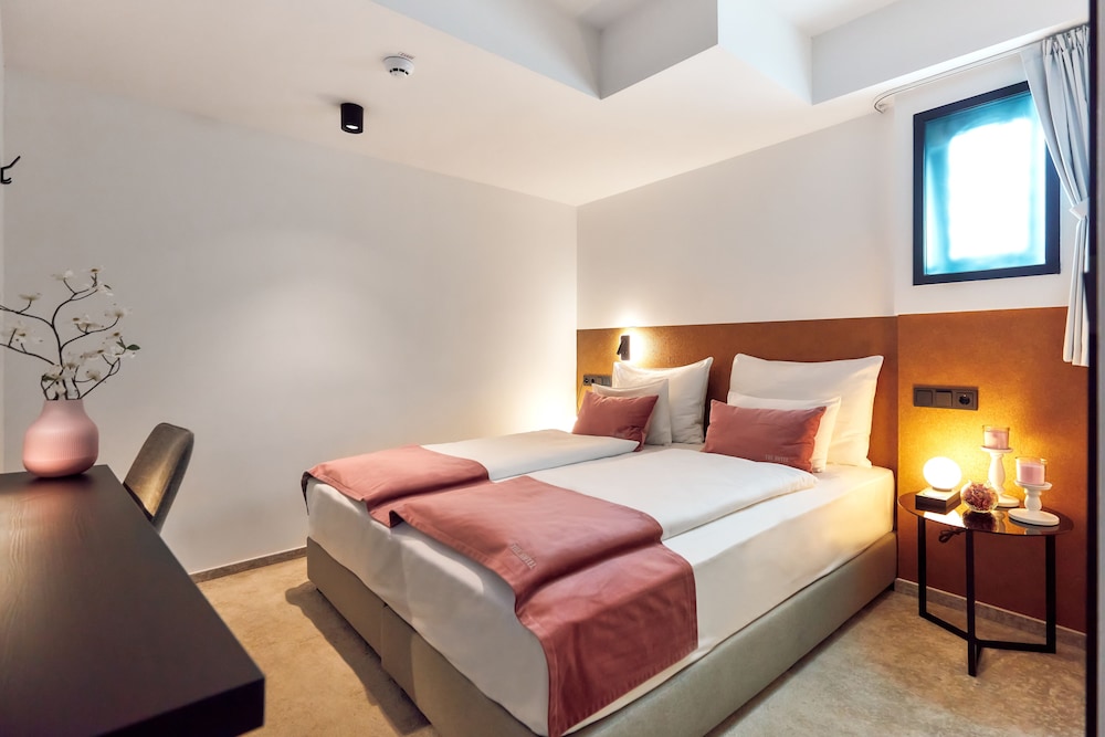 Room, Double Bed, No Window
