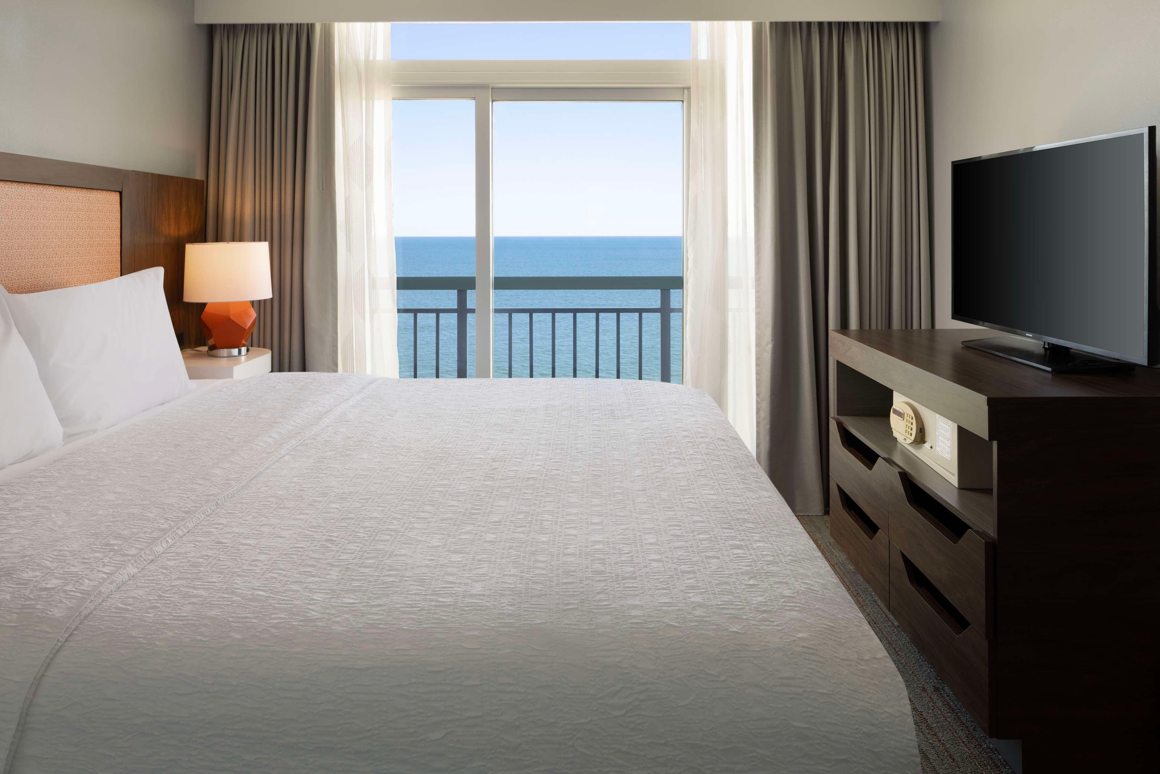 2 BEDROOMS, SUITE, KING OR QUEEN BED, BUNK BEDS, OCEAN FRONT, 2 BATHROOMS