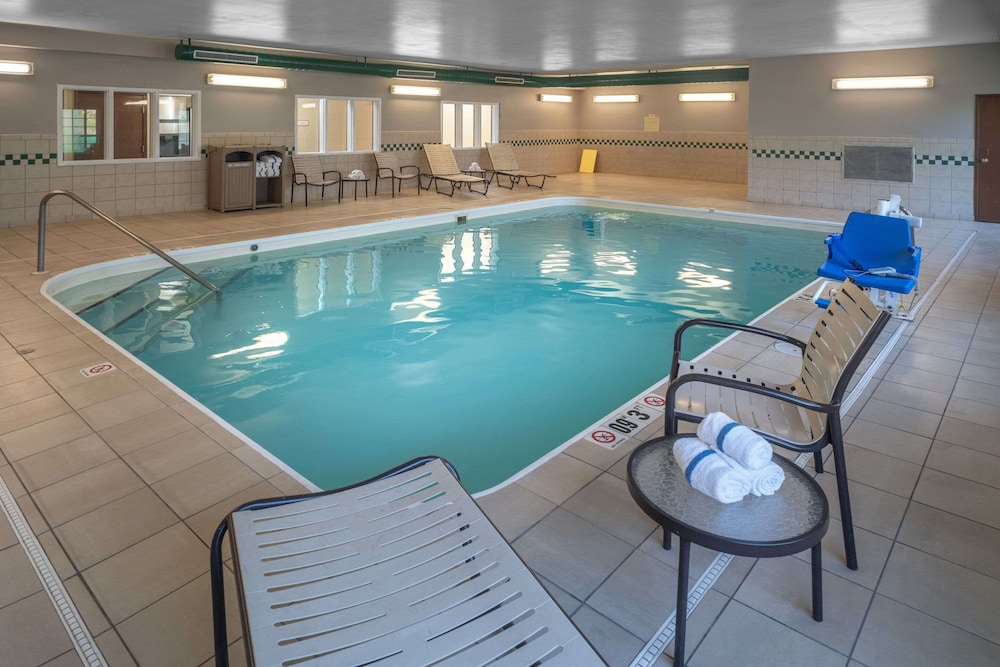Country Inn and Suites By Radisson Charleston South WV 17/46