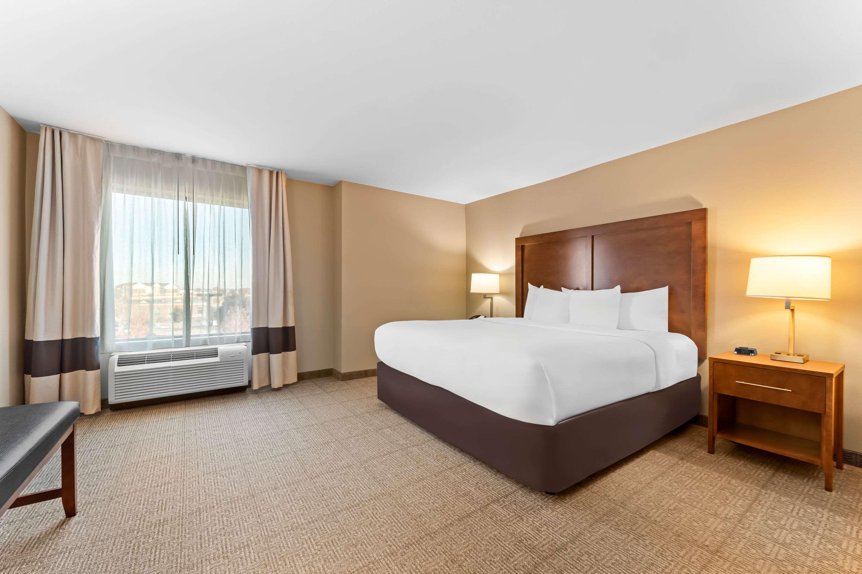 SUITE, KING BED