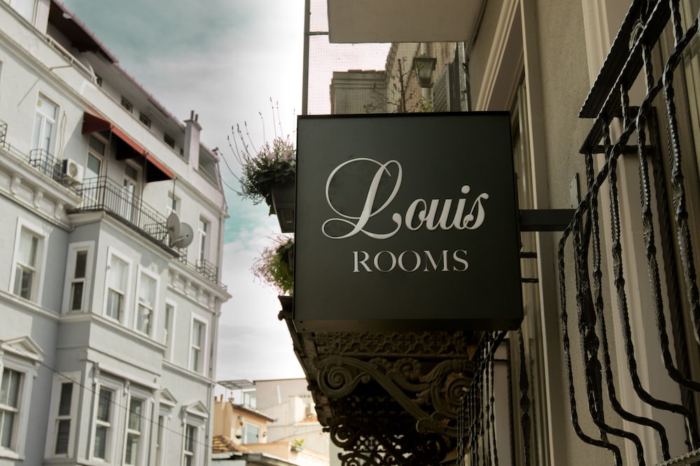 Louis Rooms 2/48