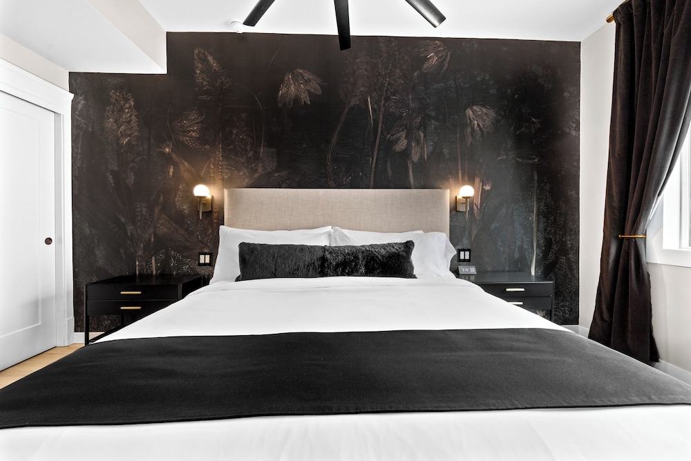 Deluxe, King Bed