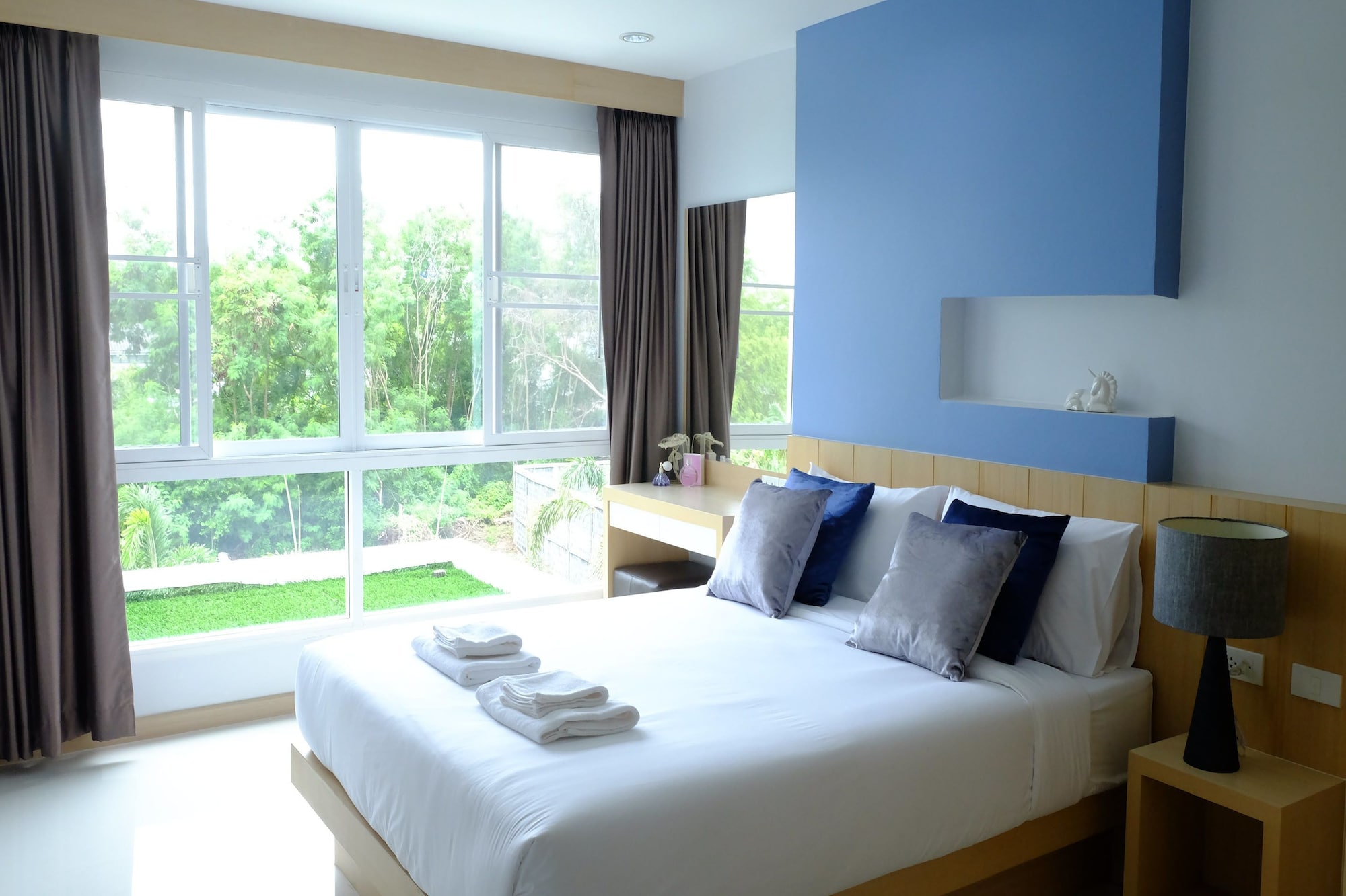 DELUXE, DOUBLE BED