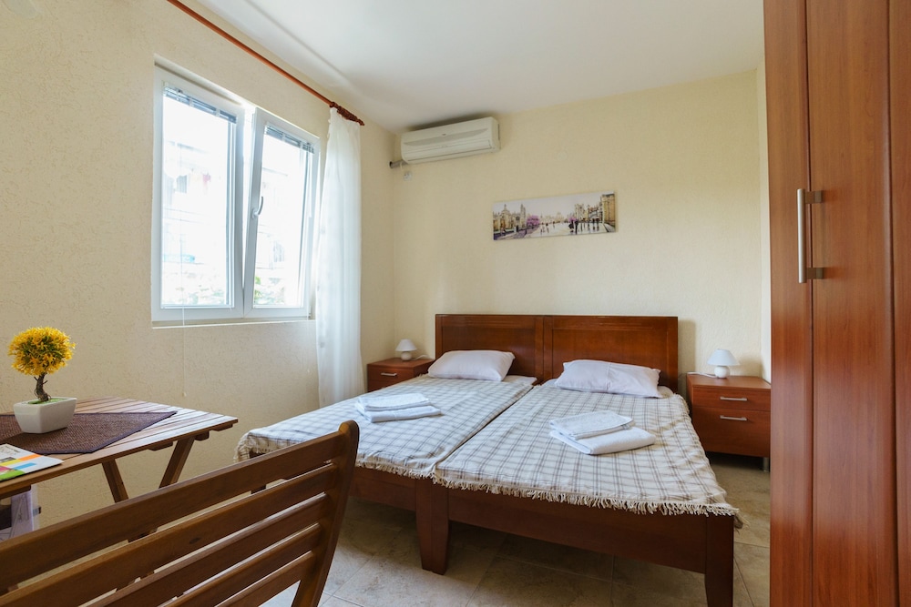 Apartments Lora 10/50
