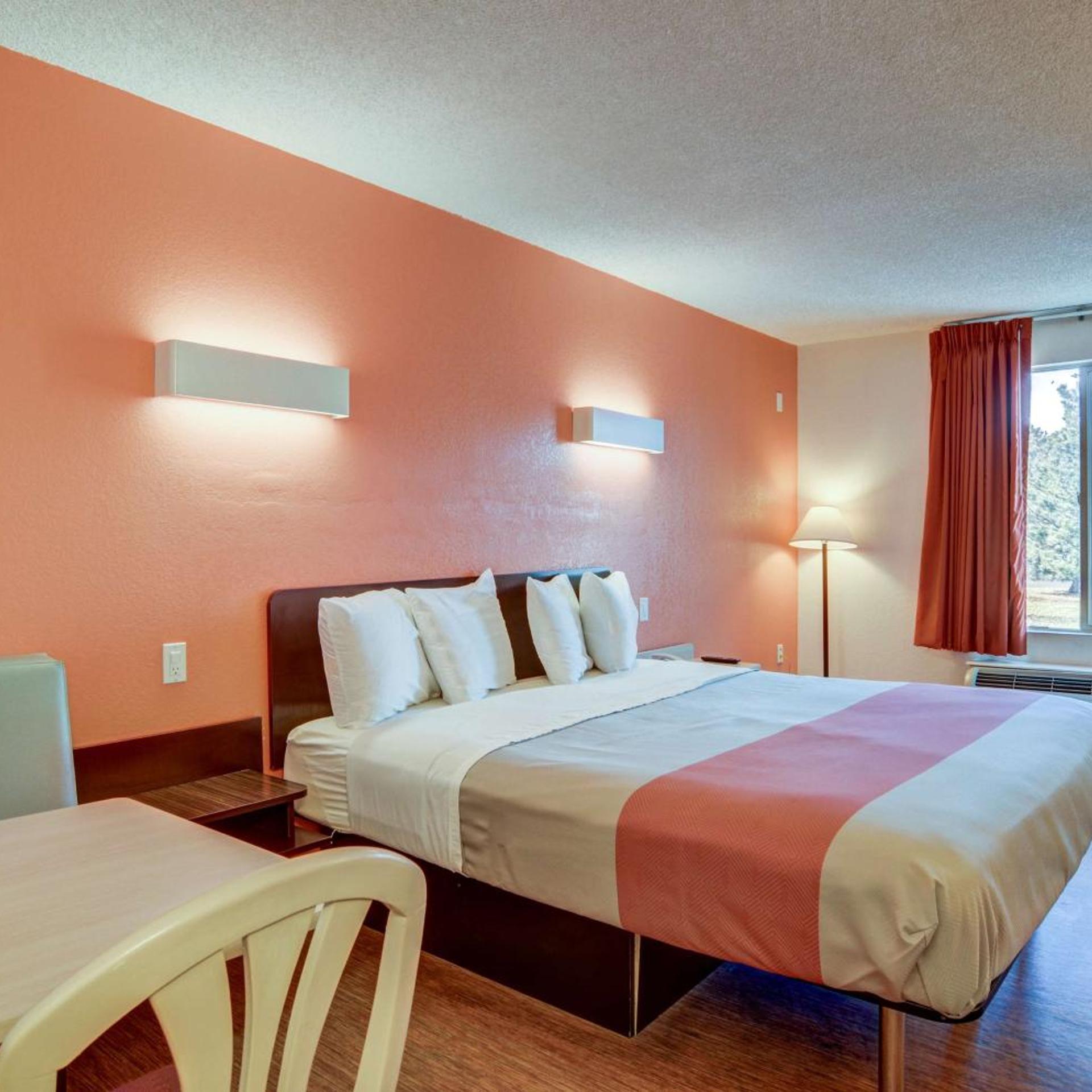 1 King Bed - Non-Smoking, Micfridge