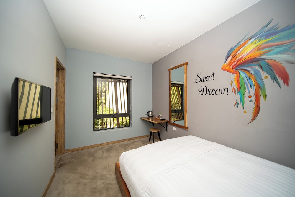 DELUXE, DOUBLE BED