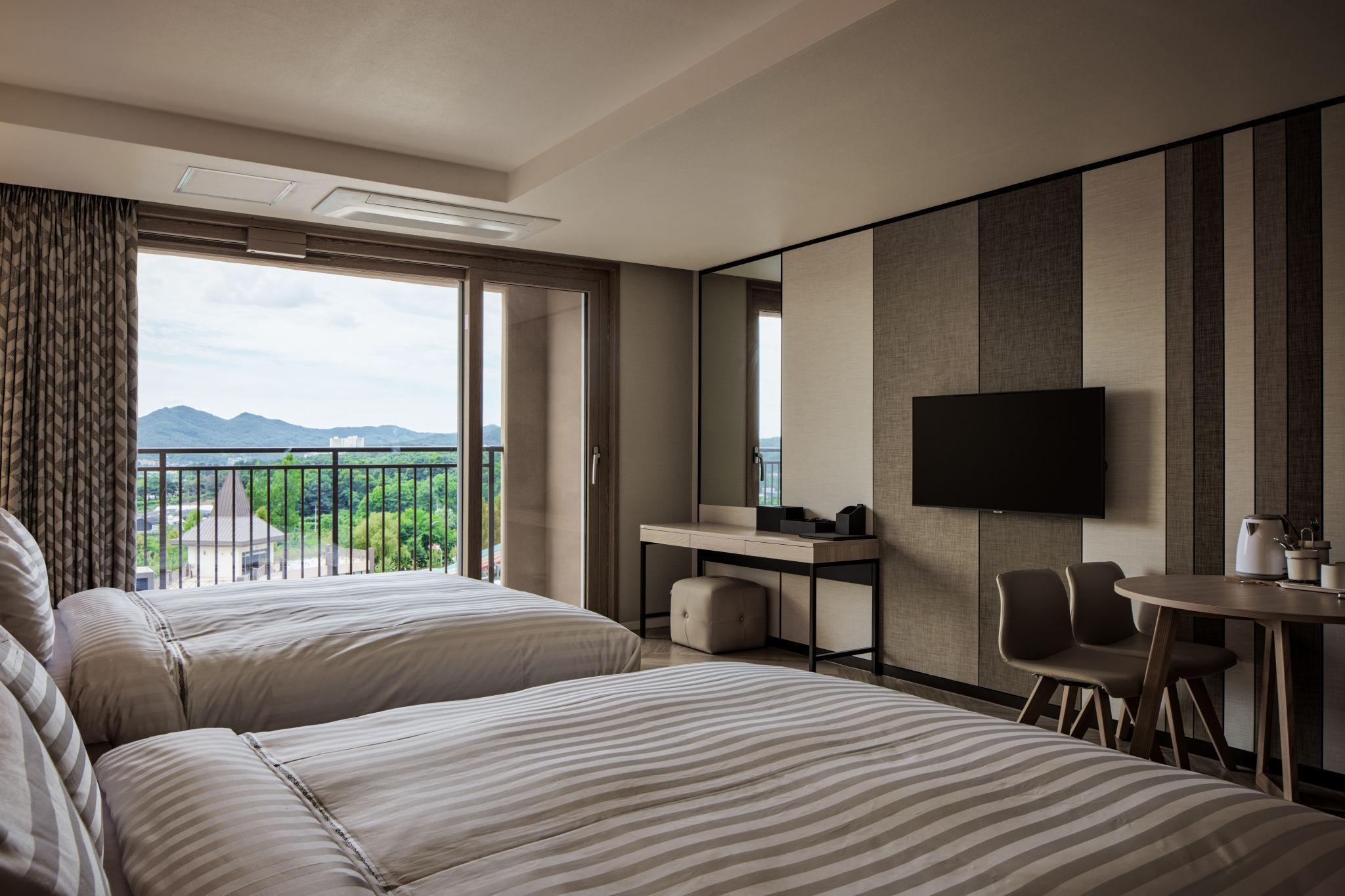 East, Family, Twin Beds, Kitchen, Accessible