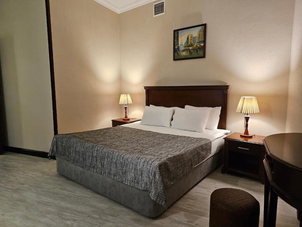 The Crown Hotel 34/50