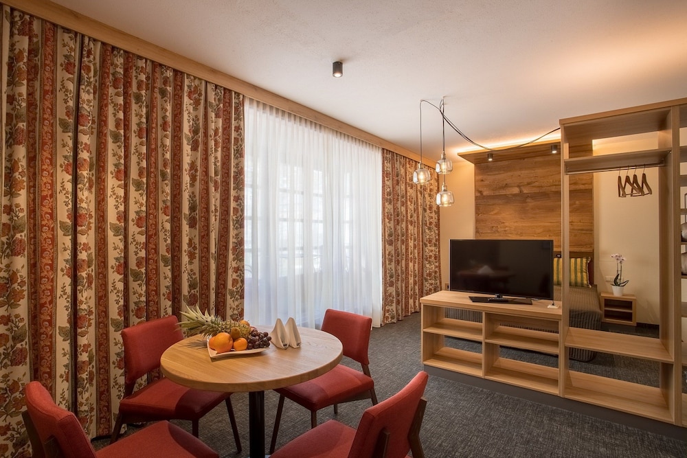 Neue Post Hotel 33/50