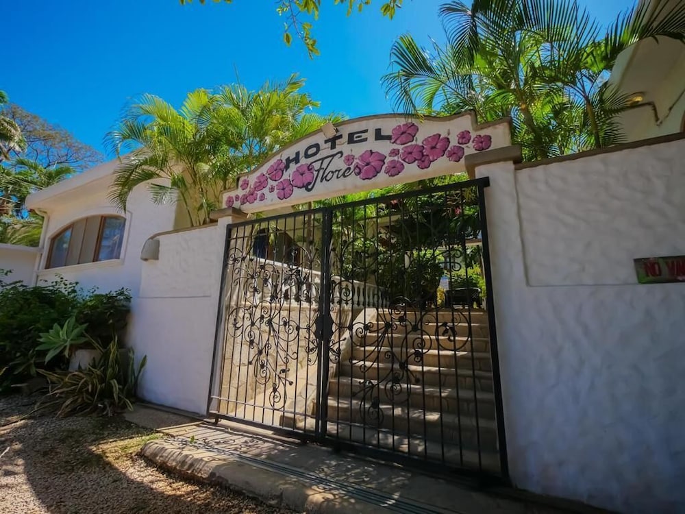 Hotel Flores 3/50