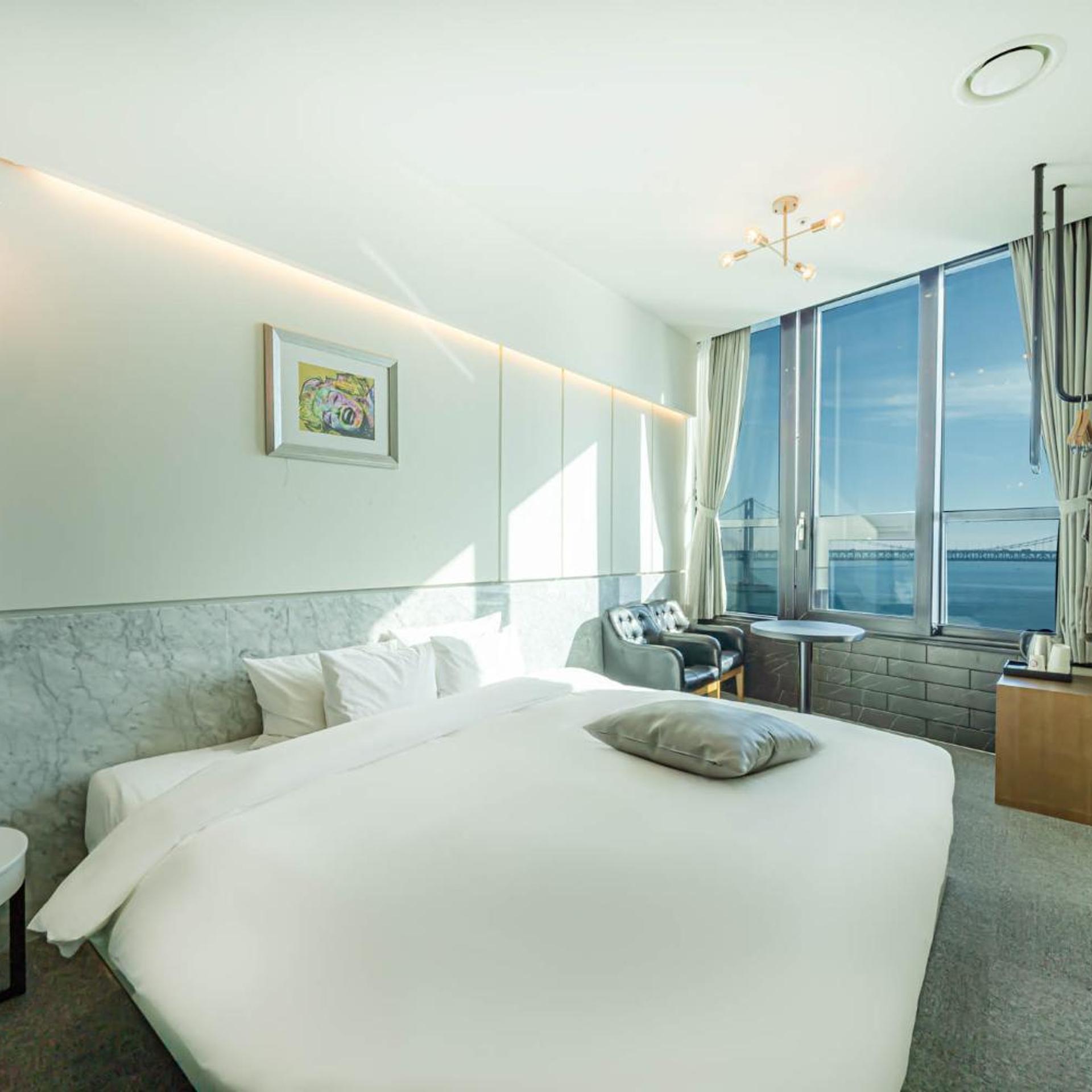Standard, King Bed, Sea View, H Avenue 2/10