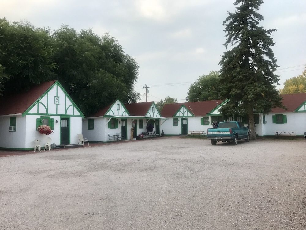 Chalet Motel 7/49