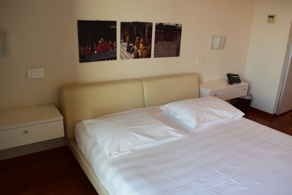 ALBERGO LA CASTELLANA 5/26