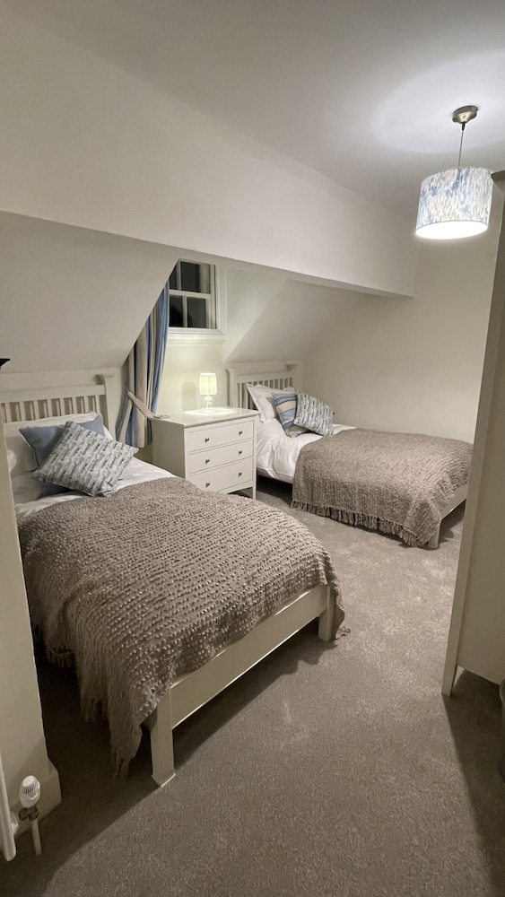 South Stack Coastal Retreats 50/50