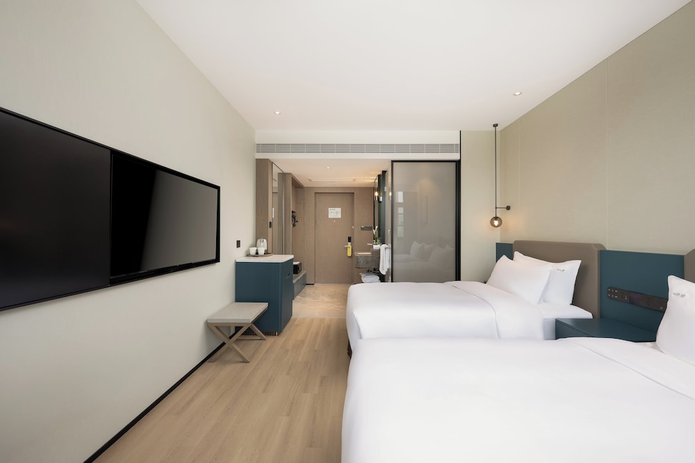 HOLIDAY INN ZHENGZHOU 22/69