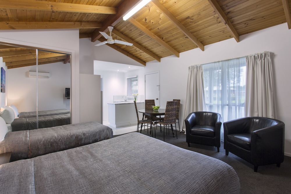 Best Western Colonial Village Motel 14/20