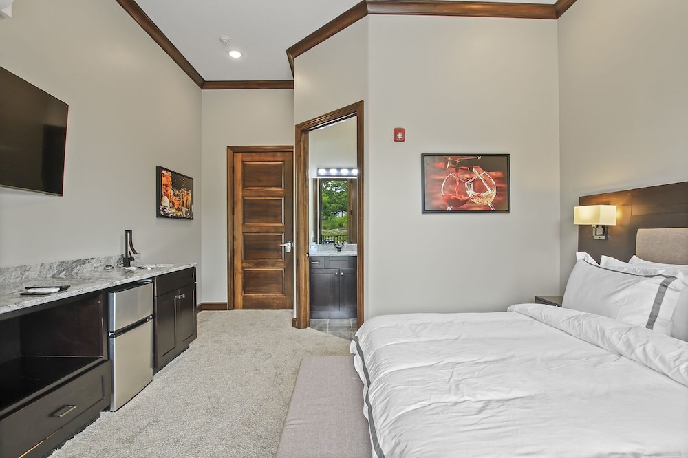 Town House, Suite, King Bed, Garden View, Patio