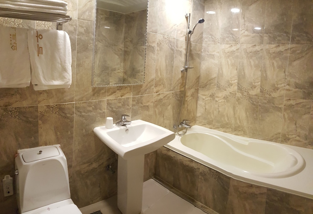 HOTEL PARKWOOD INCHEON AIRPORT 65/70