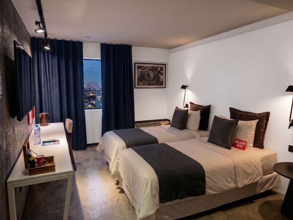 City, Twin Beds