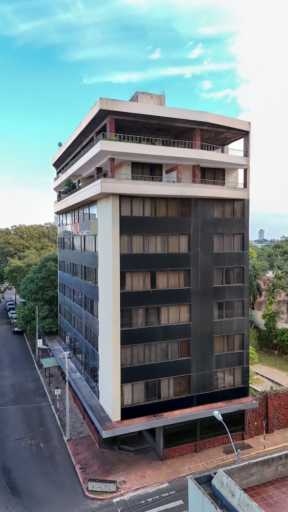 Premier Hill Suites 2/68