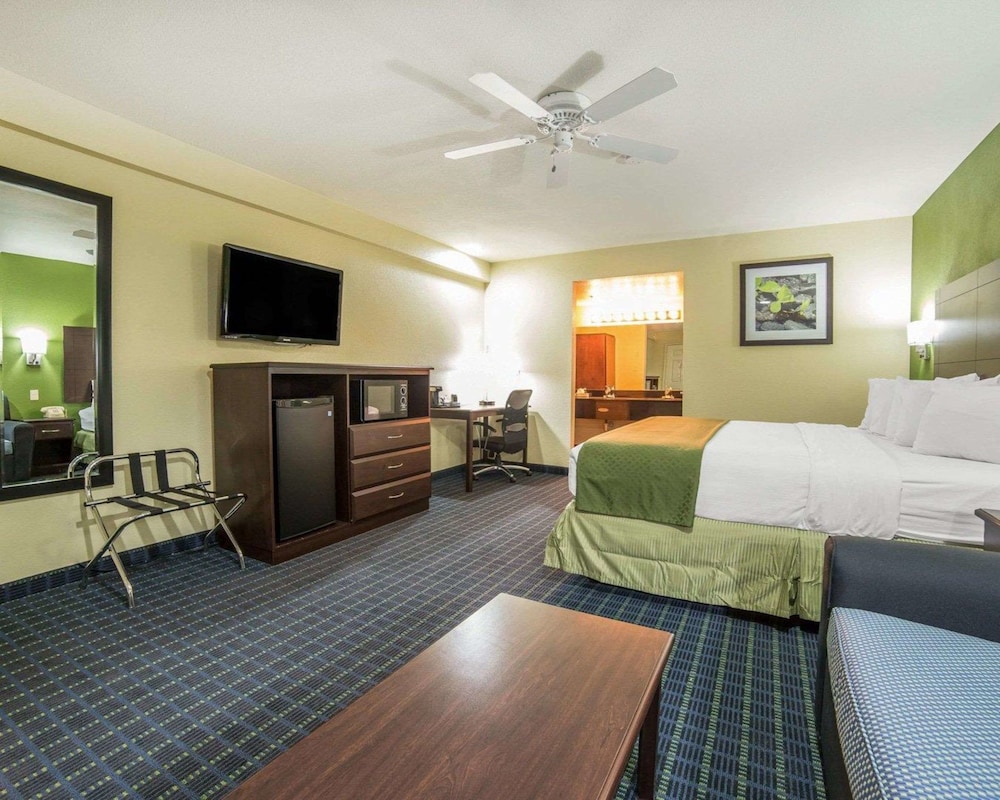 Quality Inn Needles, CA 30/34