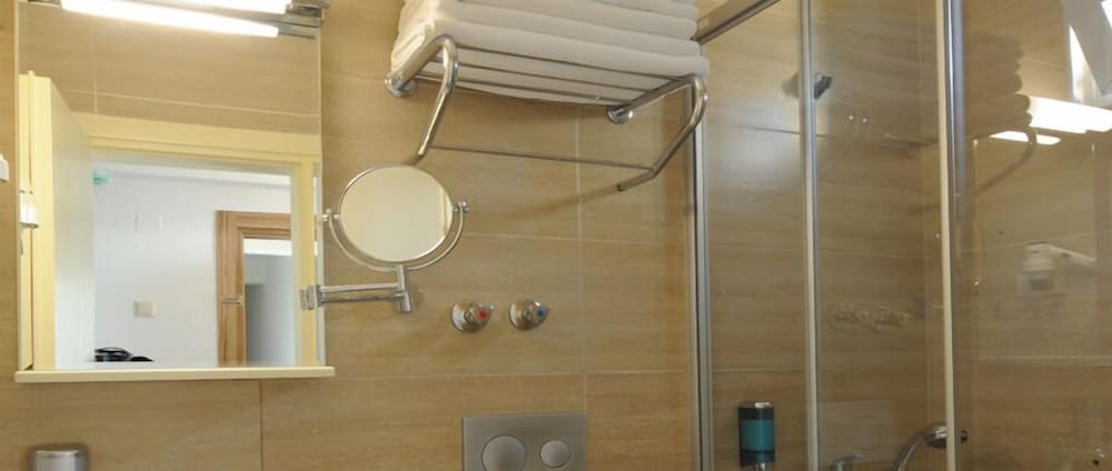 KARDES HOTEL 67/68