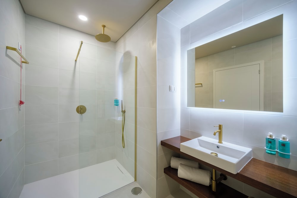 AZORES BOOK HOTEL 43/46
