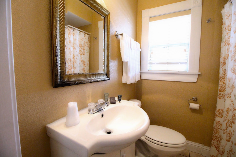 Peach Tree Inn & Suites 60/67