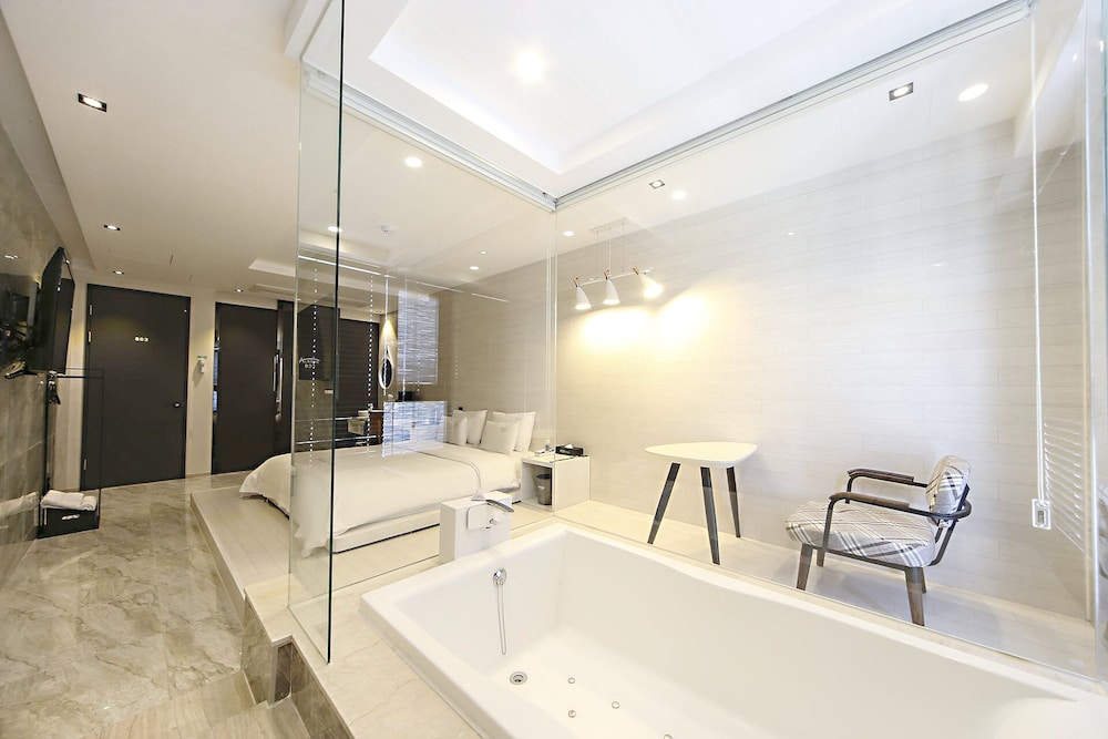 Masan Almond Hotel 40/43