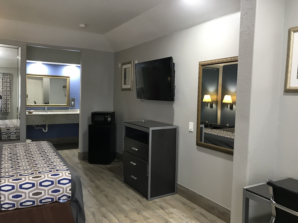 Camelot Inn Suites Veterans Memorial/Nw Houston 14/37